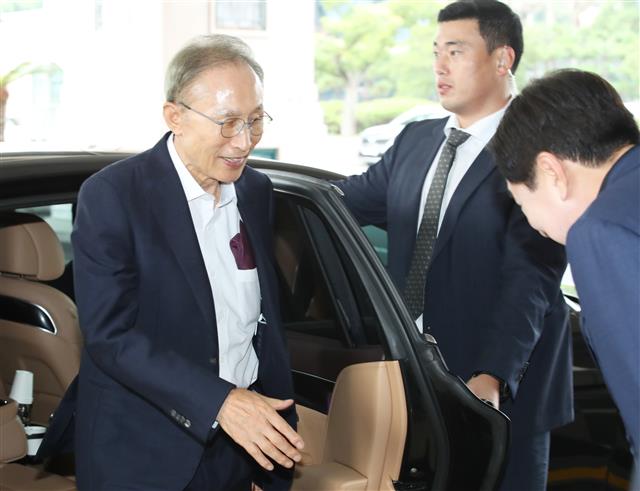 이명박 전 대통령이 12일 ‘2023 중소기업 리더스포럼’이 열리는 제주 서귀포시 제주 롯데호텔에 도착해 중소기업중앙회 관계자와 인사를 나누고 있다. 2023.9.12. 뉴스1