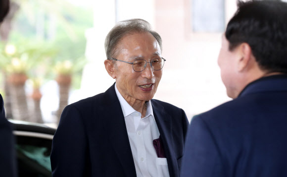 이명박 전 대통령이 12일 오후 2023 중소기업 리더스포럼이 열리는 제주 서귀포시 롯데호텔에 도착해 김기문 중소기업중앙회장 등과 인사하고 있다. 2023.9.12 연합뉴스