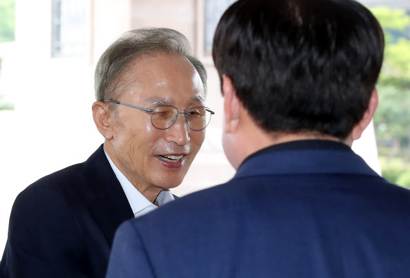 이명박 전 대통령이 12일 오후 서귀포시 롯데호텔 제주에서 열리는 ‘2023 중소기업 리더스포럼’ 개막식에 앞서 관계자들과 인사를 나누고 있다. 2023.09.12. 뉴시스