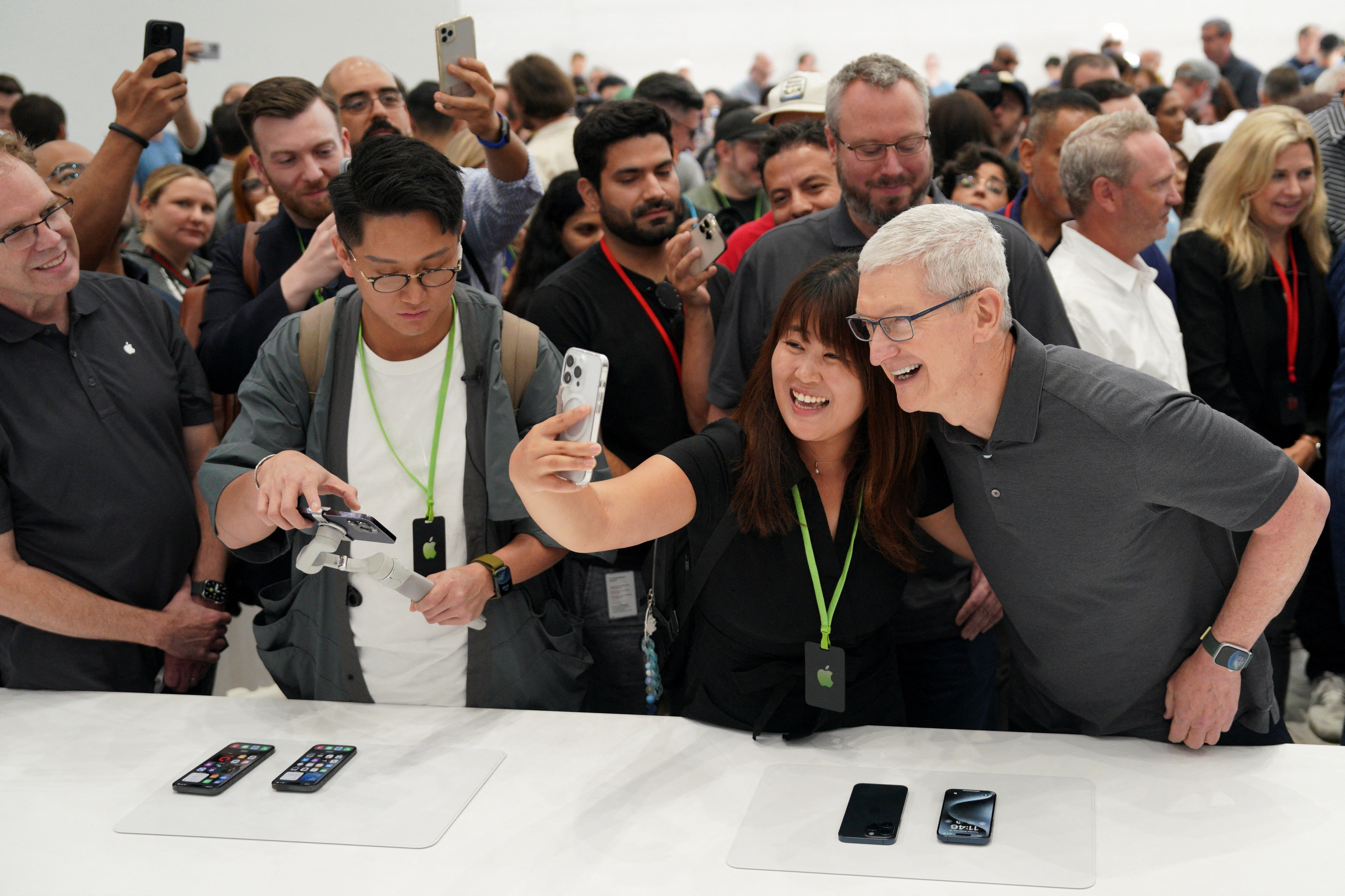 팀 쿡(오른쪽) 애플 최고경영자(CEO)가 12일(현지시간) 미국 캘리포니아 쿠퍼티노 본사에서 ‘원더러스트’(Wonderlust) 행사 중 사진 촬영 포즈를 취하고 있다. 2023.9.13 로이터 연합뉴스