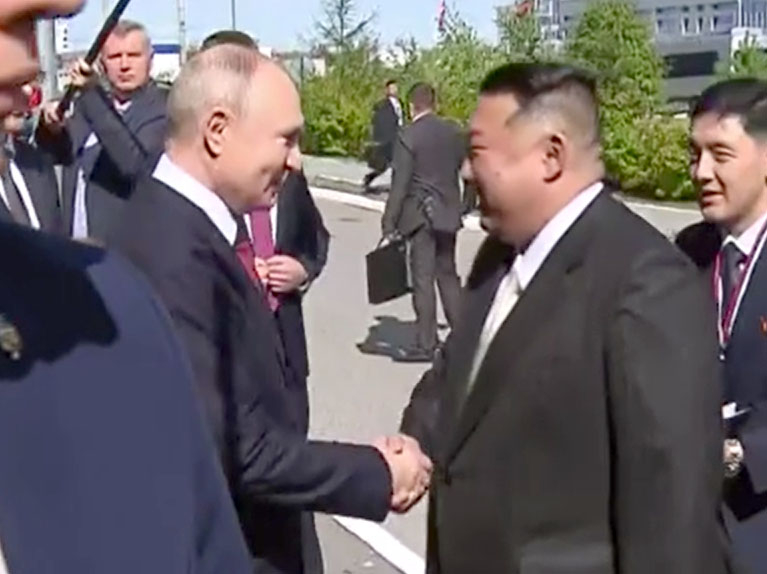 지난 9월 13일 러시아 아무르주 보스토치니 우주기지에서 김정은(오른쪽) 북한 국무위원장과 블라디미르 푸틴 러시아 대통령이 만나 악수하고 있다. 두 정상의 대면은 2019년 이후 4년 5개월 만이다. 2023.9.13 크렘린궁/텔레그램