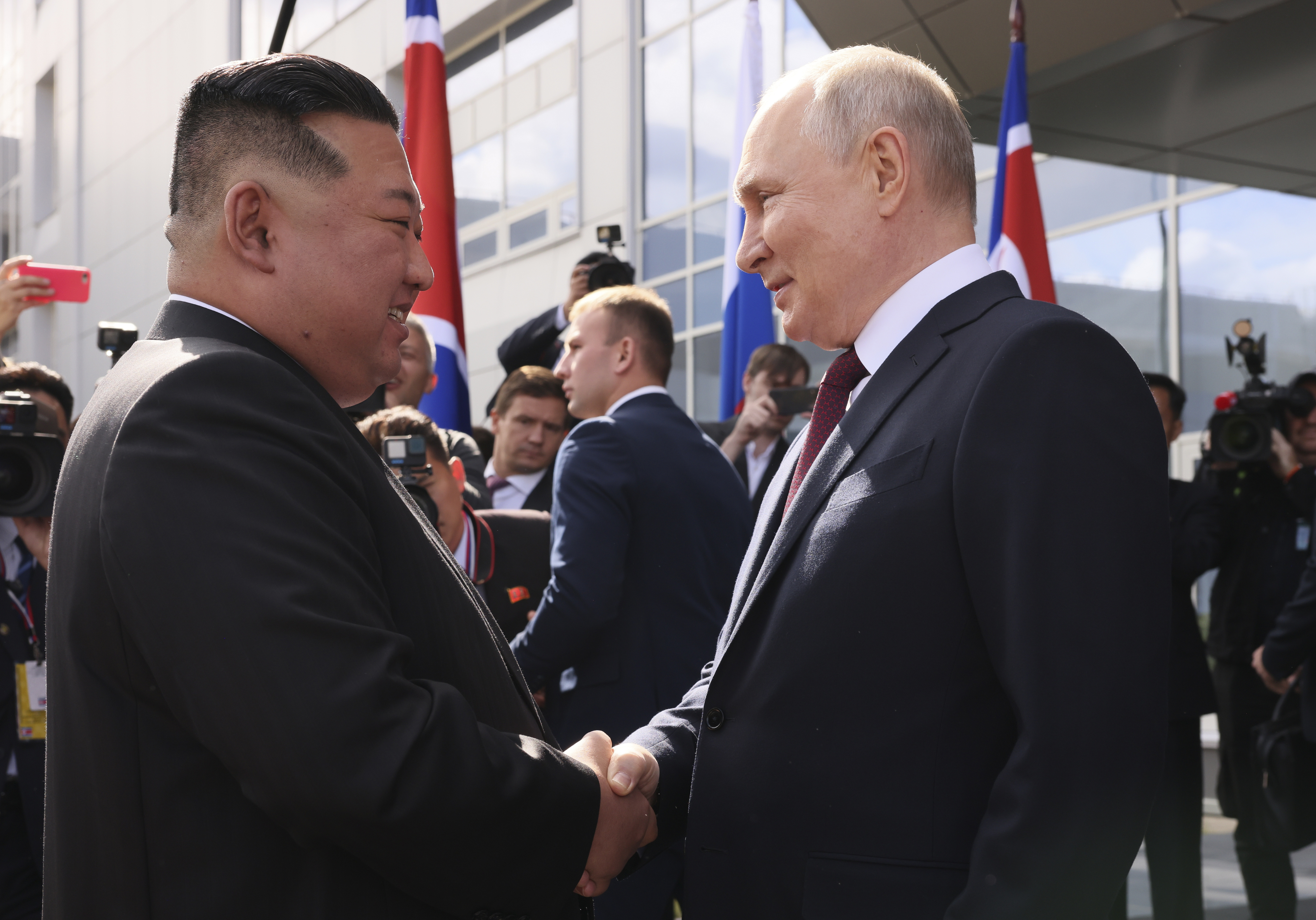 블라디미르 푸틴 러시아 대통령(오른쪽)과 김정은 북한 국무위원장이 러시아 극동 아무르 지역 블라고베셴스크에서 약 200㎞ 떨어진 치올코프스키 외곽 보스토치니 우주기지에서 회담 중 악수하고 있다. 2023.9.13 AP