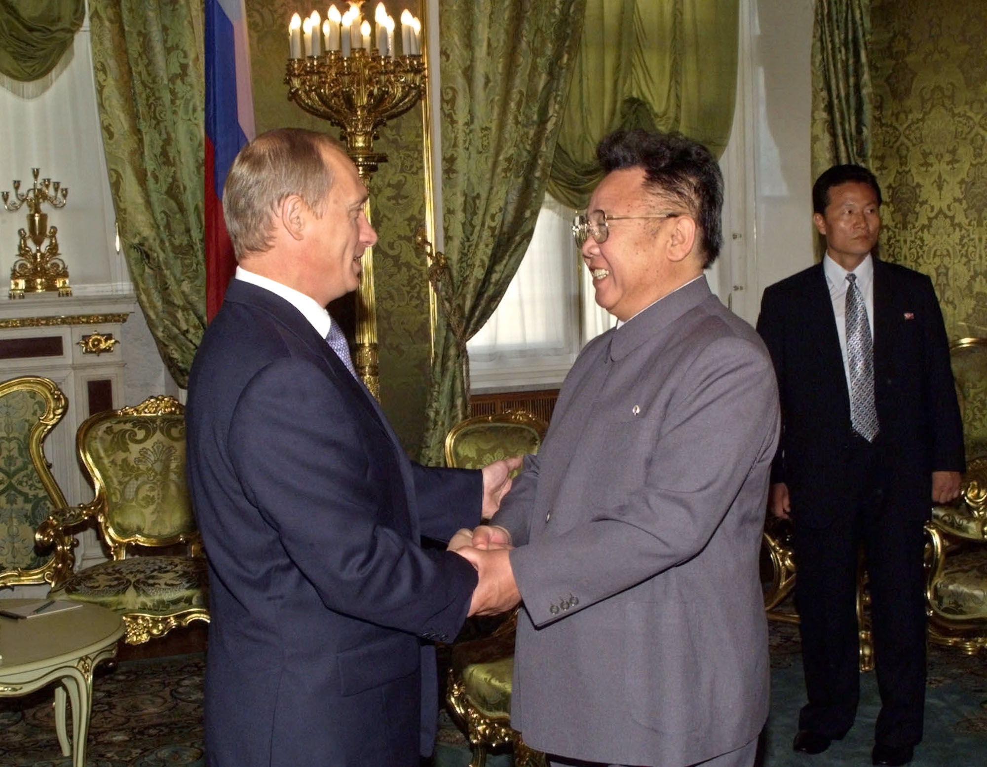 블라디미르 푸틴 러시아 대통령(왼쪽)이 2001년 8월 4일 토요일 모스크바에서 열린 회담에서 북한 지도자 김정일과 악수하고 있다. 푸틴과 김정일은 토요일 크렘린에서 양국의 경제 및 기타 관계를 재개할 것으로 예상되는 회담을 시작했다. 서울신문DB