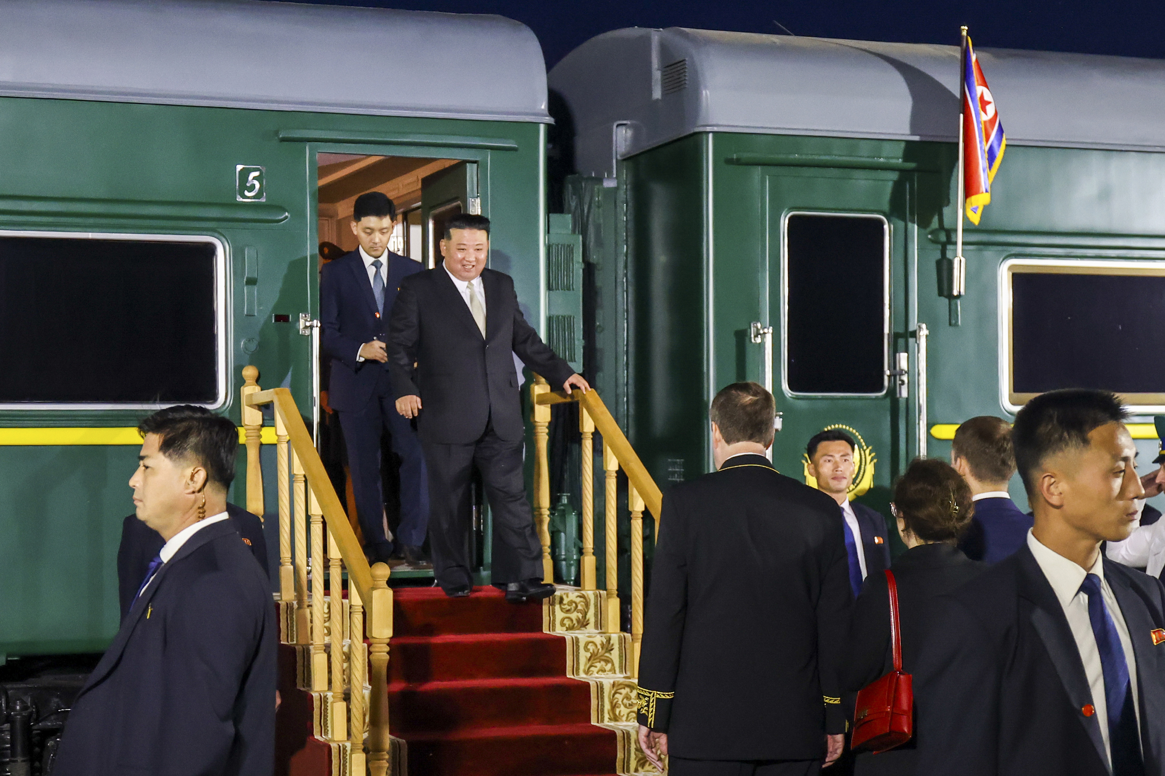 연해주 공보실이 촬영해 제공한 이 사진에서 북한 지도자 김정은(가운데)이 블라디보스토크에서 남쪽으로 약 127㎞ 떨어진 하산에서 러시아 국경을 넘어 열차에서 내려오고 있다.  2023.9.13 AP