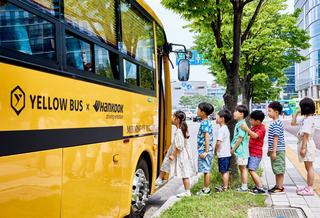 한국타이어가 옐로우버스와 함께 진행하고 있는 ‘어린이 교통안전 캠페인’ 차량에 아이들이 탑승하고 있다. 한국타이어 제공