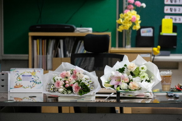 지난 7월 숨진 서울 서이초 교사가 근무했던 1학년 6반 교실 선생님 책상에 국화꽃이 놓여있다. 2023.9.4 홍윤기 기자