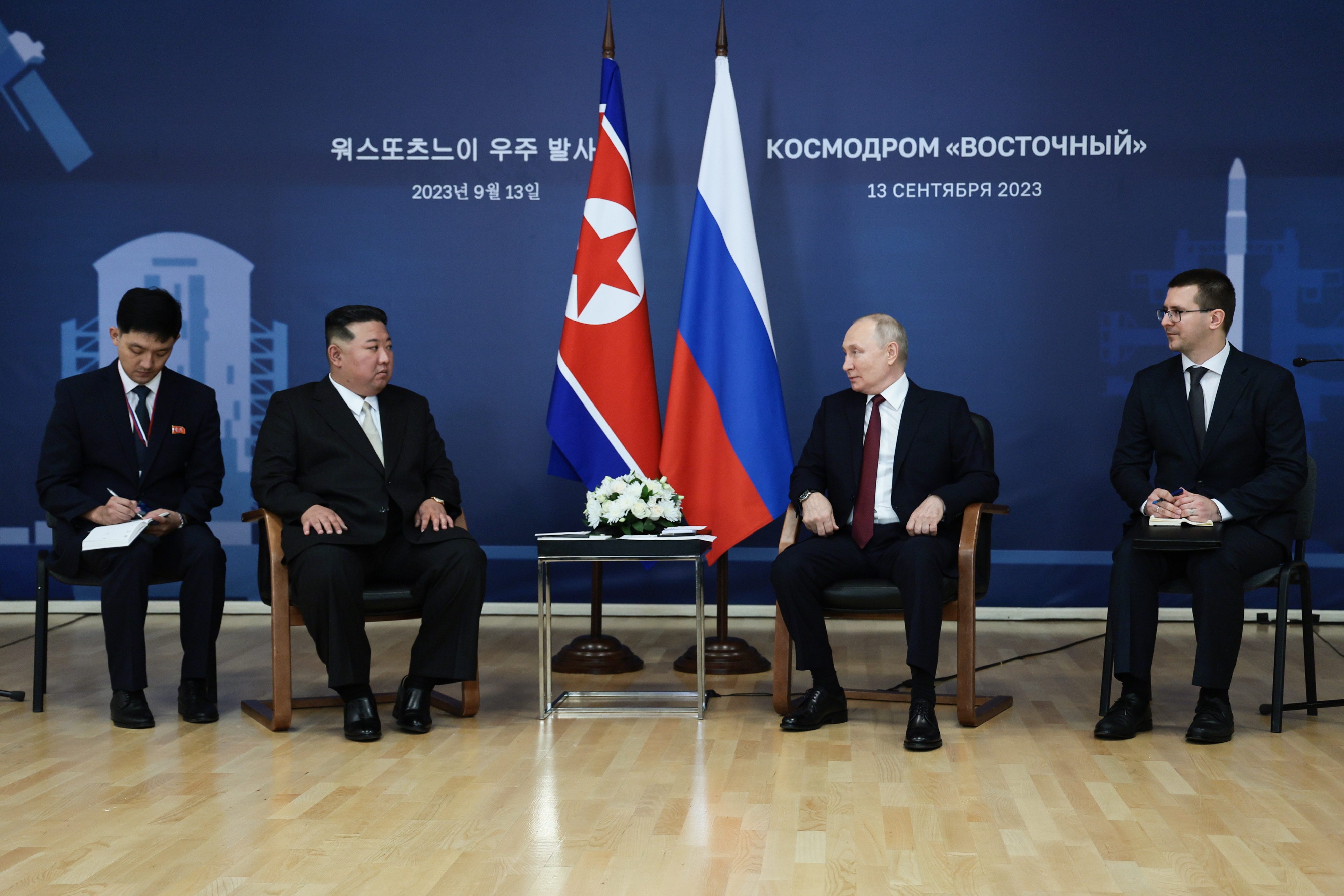 김정은(왼쪽 두 번째) 북한 국무위원장이 13일 러시아 아무르주 보스토치니 우주기지에서 블라디미르 푸틴(오른쪽 두 번째) 러시아 대통령과 회담하고 있다. 두 사람은 2019년 4월 회담 이후 4년 5개월 만에 다시 대면했다. 치올콥스키 타스 연합뉴스