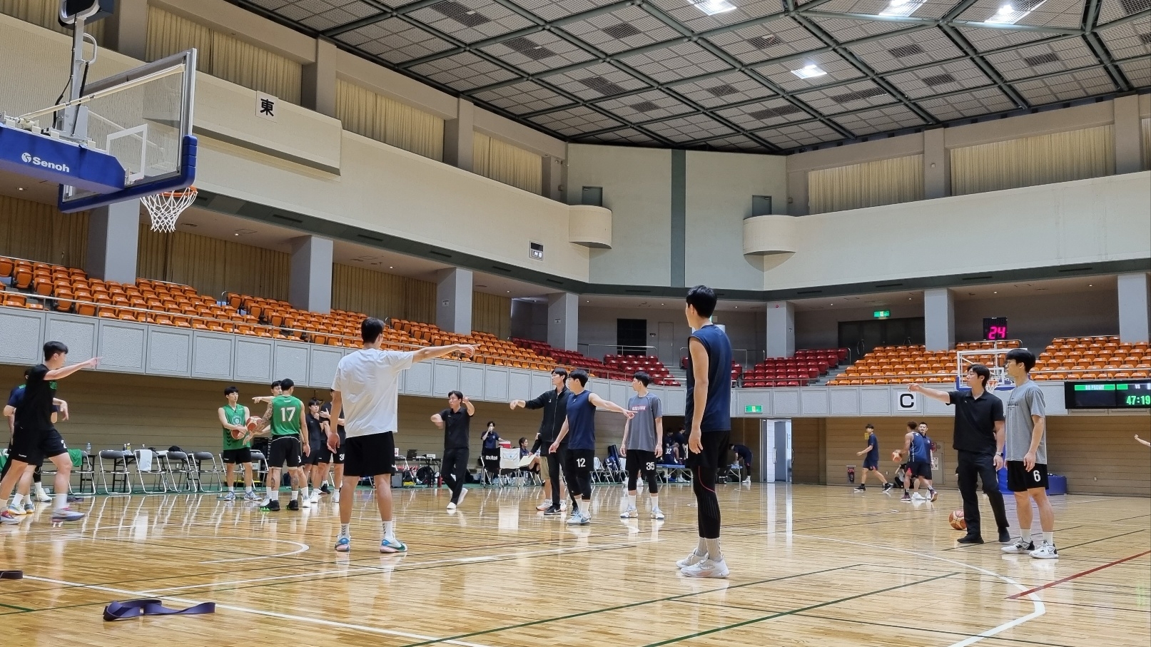 13일 요코하마와의 경기에 앞서 몸을 푸는 원주 DB 선수들.