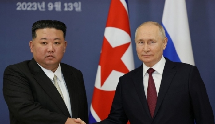 김정은 북한 국무위원장(왼쪽)과 블라디미르 푸틴 러시아 대통령이 13일(현지시간) 러시아 아무르주 보스토치니 우주기지에서 회담을 열고 악수하고 있다. 스푸트니크 제공