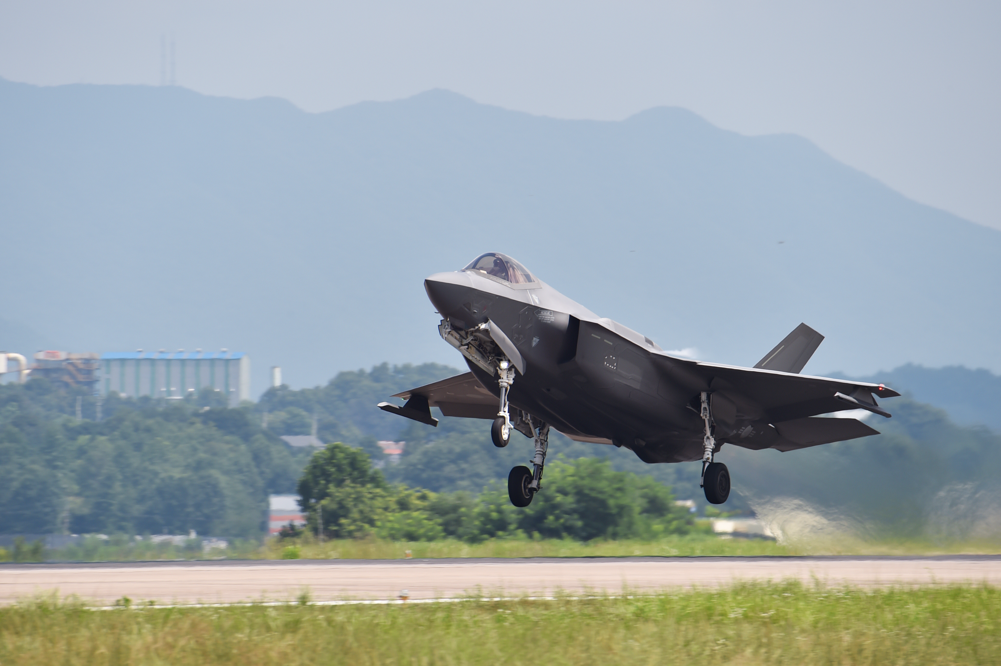 이륙하는 F-35A