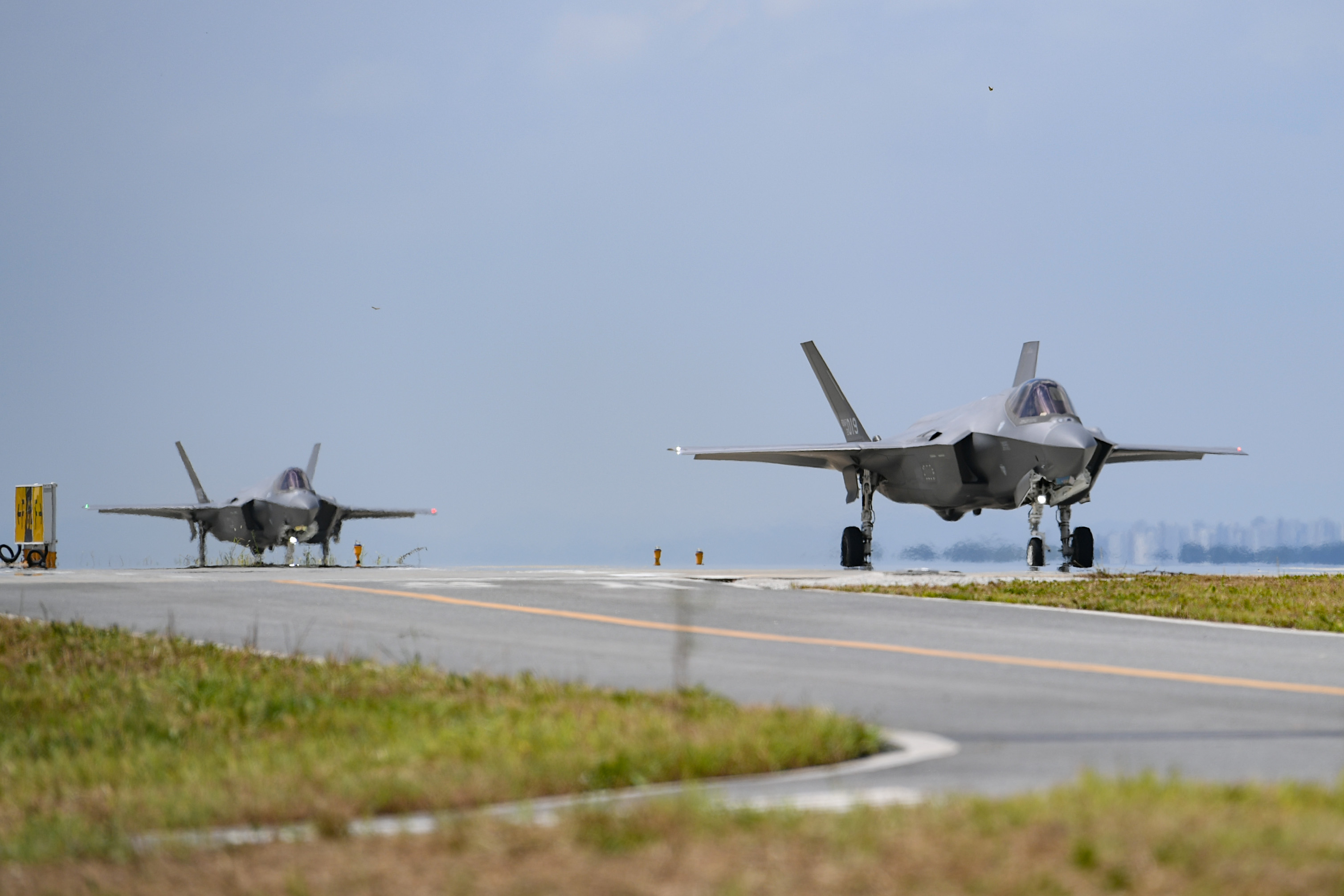 지상활주 하는 F-35A 전투기