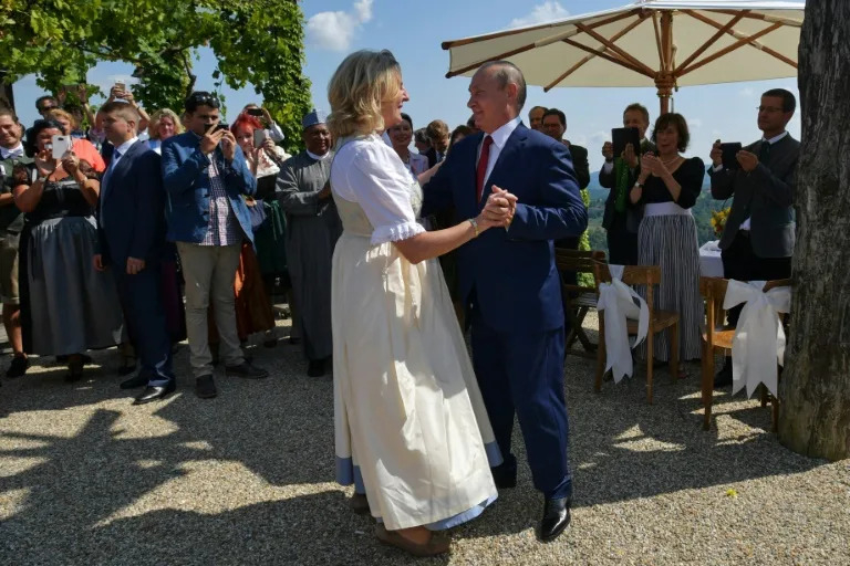 2018년 자신의 결혼식 도중 블라디미르 푸틴 러시아 대통령과 춤을 추는 카린 크나이슬 당시 오스트리아 외무장관. AFP 자료사진