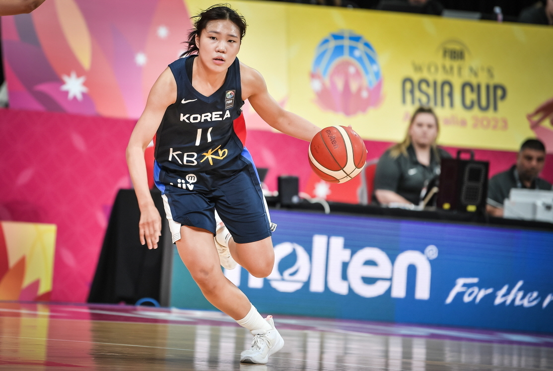 한국 여자농구 대표팀의 박지현이 지난 6월 27일 호주 시드니 올림픽파크 스포츠센터에서 열린 2023 국제농구연맹(FIBA) 여자 아시아컵 호주전에서 드리블하고 있다. 대한농구협회 제공