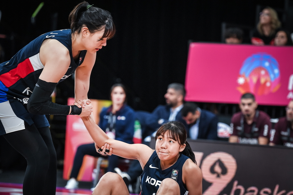 박지현이 지난 6월 27일 호주 시드니 올림픽파크 스포츠센터에서 열린 2023 국제농구연맹(FIBA) 여자 아시아컵 조별리그 레바논전에서 박지수의 도움을 받아 일어나고 있다. 대한농구협회 제공