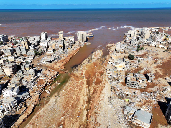지난 10일 대홍수 피해를 입은 리비아 동부의 지중해 연안도시 데르나의 피해 현장을 항공 촬영한 사진으로 14일(현지시간) 소셜미디어에서 캡처했다. 로이터 연합뉴스