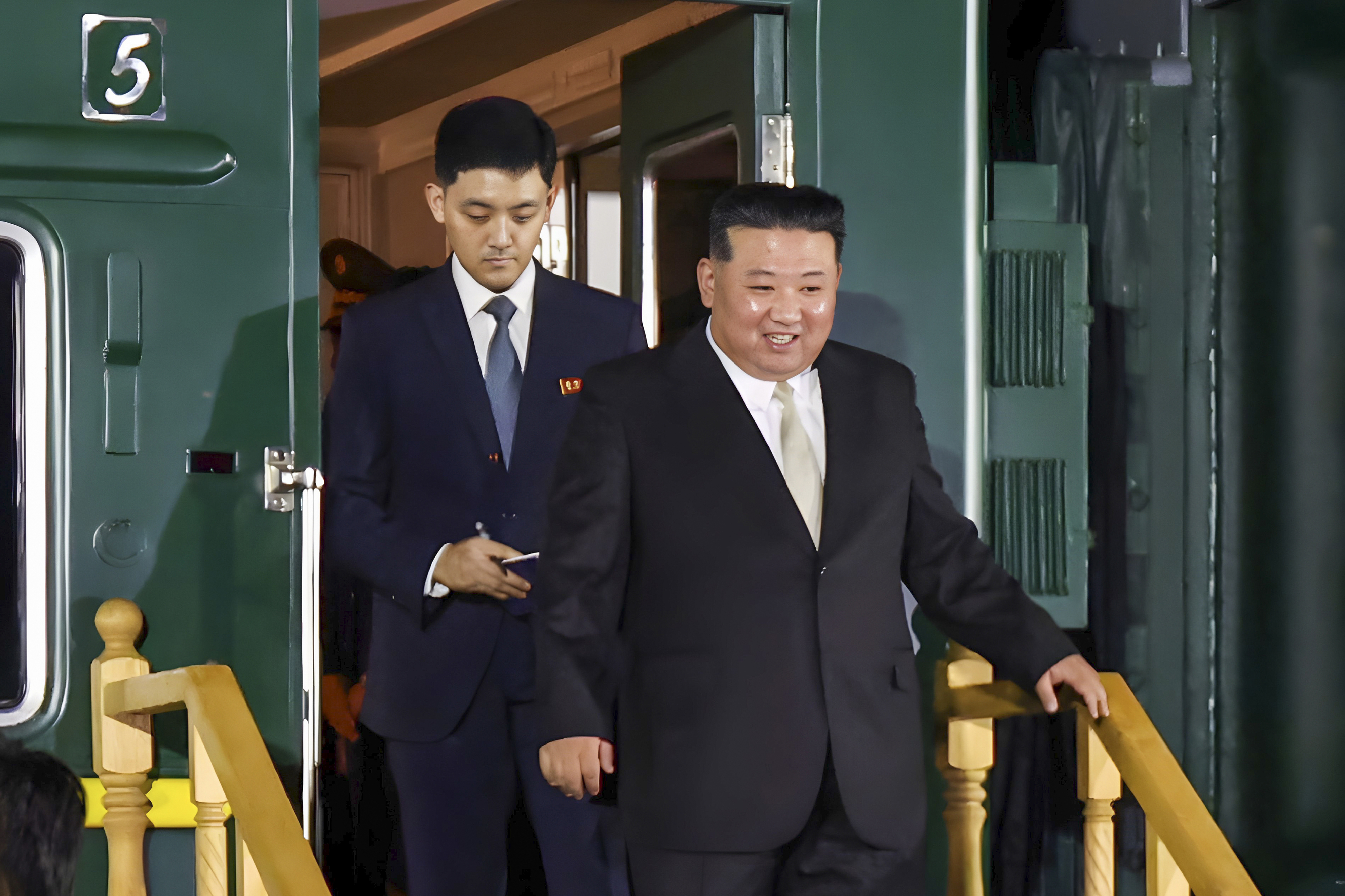 김정은 북한 국무위원장이 지난 12일 연해주 하산역에 도착해 기차에서 내리는 모습. 연해주 지방정부 공보실 제공