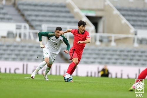 한국 남자 축구 대표팀의 황인범이 13일(한국시간) 영국 뉴캐슬의 세인트 제임스 파크에서 열린 사우디아라비아와의 친선 경기에서 드리블하고 있다. 대한축구협회 제공