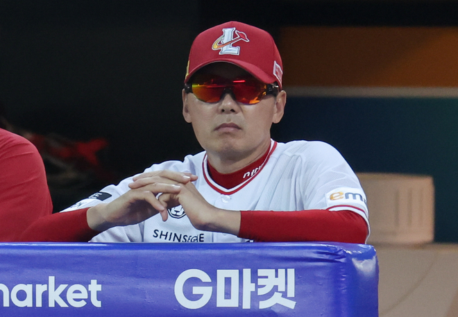 김원형 SSG 감독이 지난 12일 인천 SSG랜더스필드에서 열린 kt wiz전에서 경기를 지켜보고 있다. 뉴스1