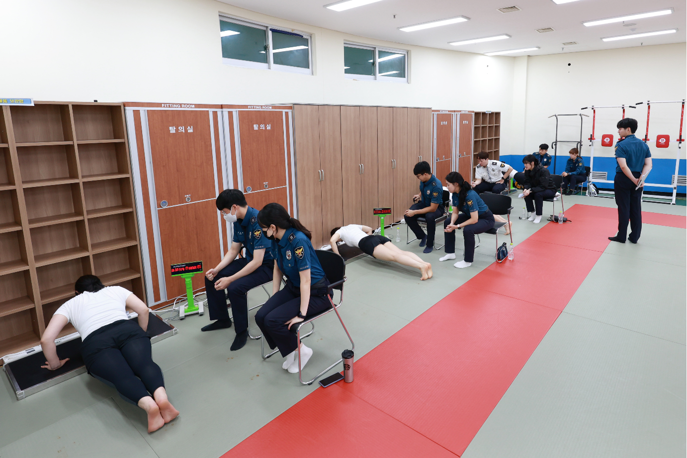 15일 경기남부경찰청이 여경 채용 응시자 체력시험을 기존 ‘무릎대고 팔굽혀펴기’에서 ‘정자세 팔굽혀펴기’로 변경 시행하고 있다. 이번 변경은 ‘경찰공무원 임용령 시행규칙’ 일부개정안에 따라 올해 2차 시험부터 적용됐다. 개정안은 최근 여경 응시생이 팔굽혀펴기 측정 시 무릎을 대는 것에 대해 불거진 남녀 형평성 문제와 경찰관 현장 대응력 강화를 위해 마련됐다. 2023.9.15. 뉴시스(경기남부경찰청 제공)