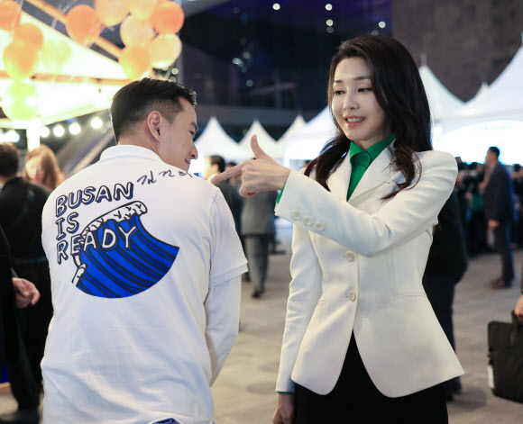 청년에게 사인해 주고 함께 사진찍는 김건희 여사