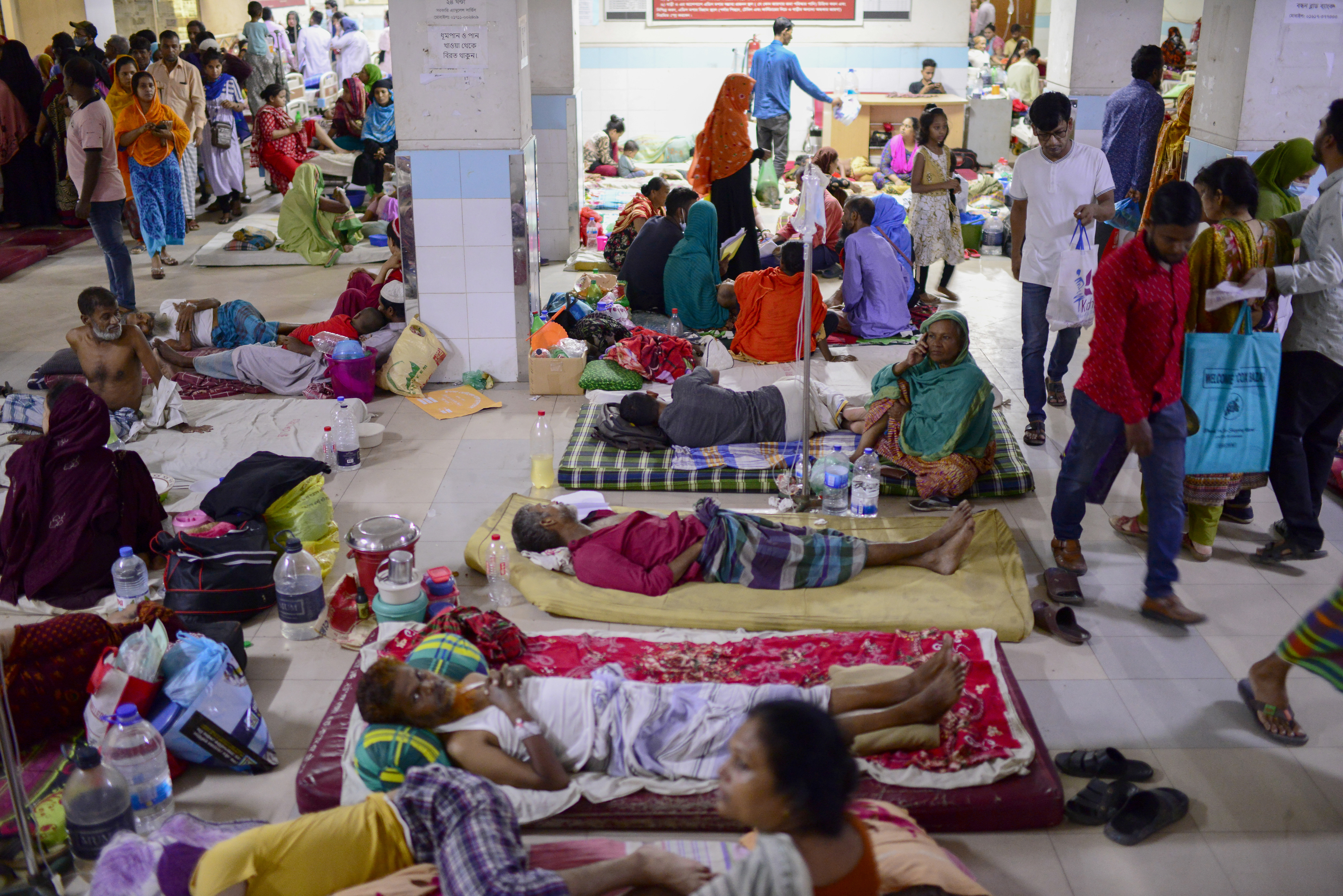 14일(현지시간) 방글라데시 다카 소재 무그다 의대병원에서 뎅기열 환자들이 치료를 받고 있다. 2023.09.16  AP 연합뉴스