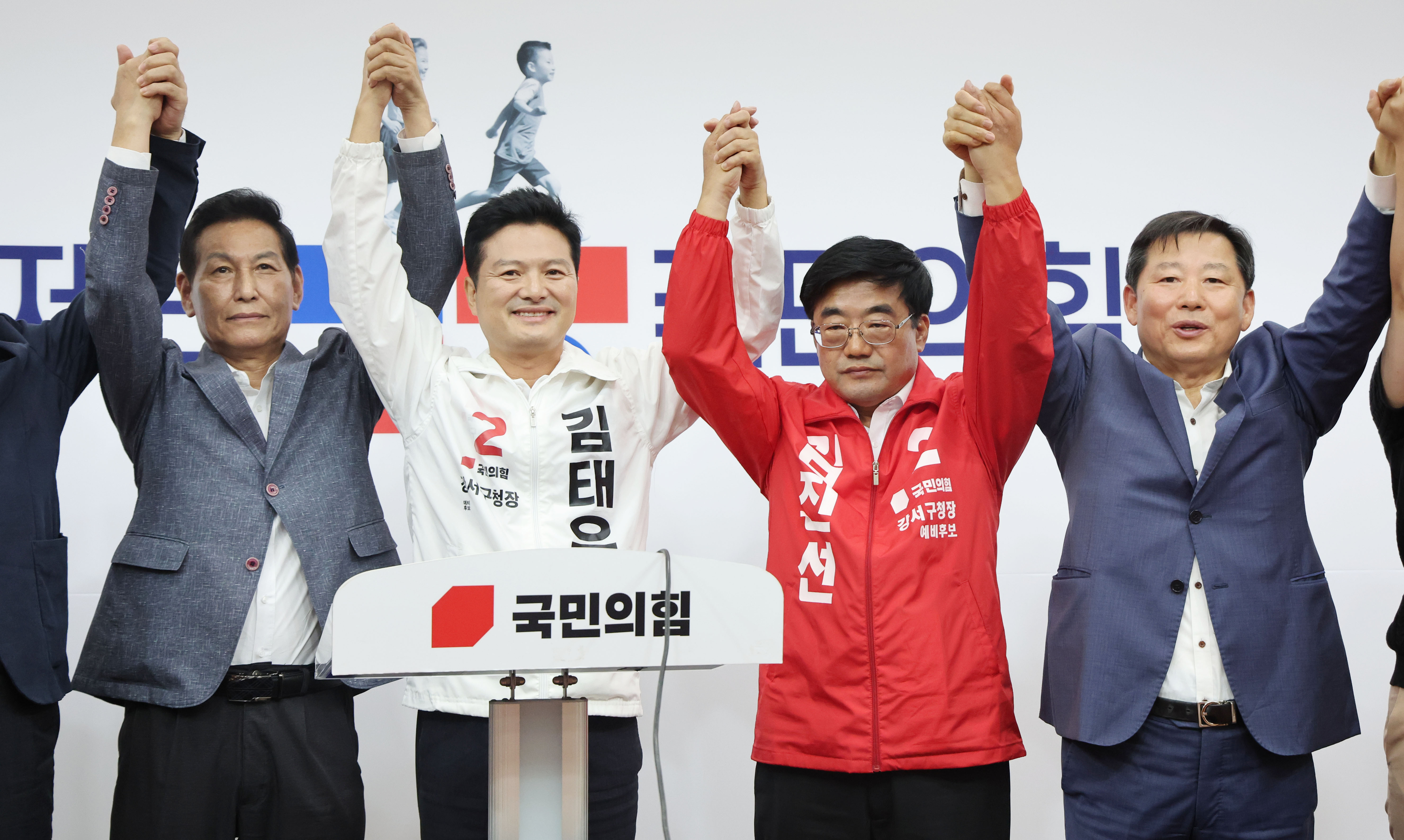 17일 국회에서 열린 국민의힘 공천관리위원회에서 김용성 전 서울시의원(왼쪽부터), 김태우 전 강서구청장, 김진선 서울 강서병 당협위원장, 이철규 국민의힘 사무총장이 강서구청장 보궐선거 국민의힘 최종후보에 당선 발표 이후 함께 만세를 외치며 기념 촬영하고 있다. 2023. 9. 17 홍윤기 기자