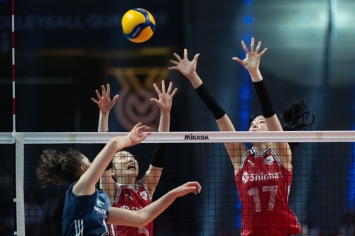 폴란드와 파리 올림픽 예선 두 번째 경기에서 한국 여자배구 대표팀 선수들이 폴란드의 공격을 막아서고 있다. EPA 연합뉴스