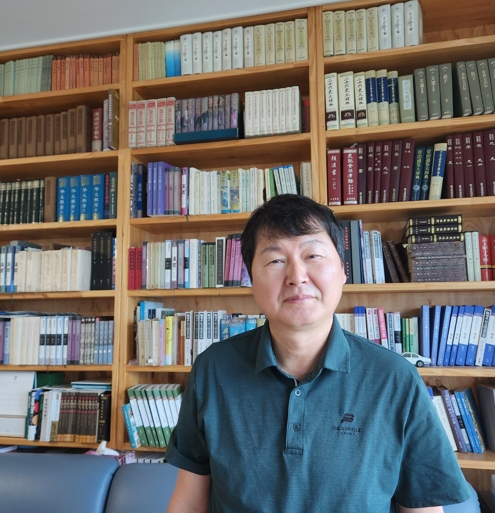 세계 최초로 중국 서주시기 주요 금문을 해독한 연구총서를 펴낸 전북대  최남규 교수.