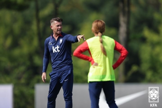 여자 축구 대표팀을 이끄는 콜린 벨 감독이 18일 오전 경기 파주 축구국가대표 트레이닝센터(NFC)에서 선수들에게 지시를 하고 있다. 대한축구협회 제공