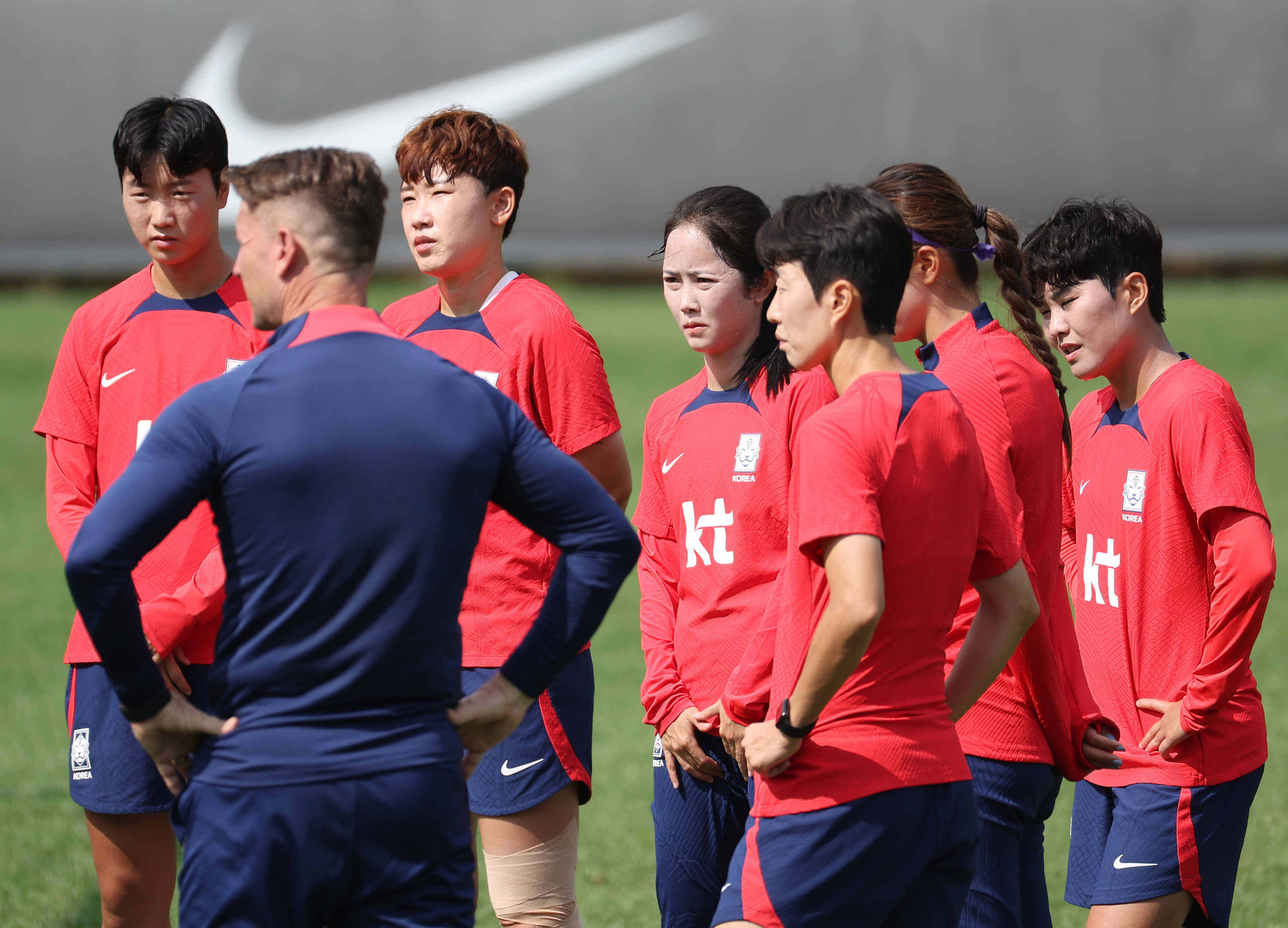 지시하는 콜린 벨 감독  항저우 아시안게임 여자축구 대표팀 콜린 벨 감독이 18일 오전 경기도 파주 NFC에서 훈련하는 선수들에게 지시를 하고 있다. 2023.9.18 연합뉴스