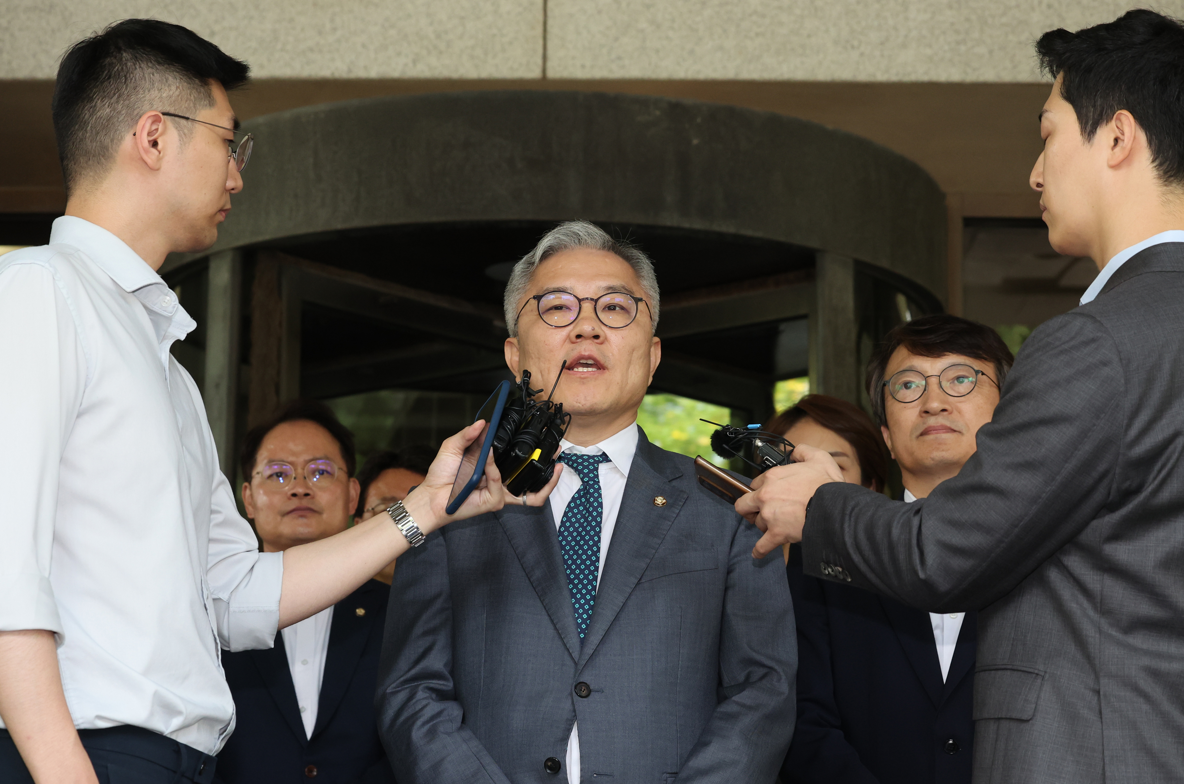 ‘의원직 상실 확정’ 입장 발표하는 최강욱 더불어민주당 의원