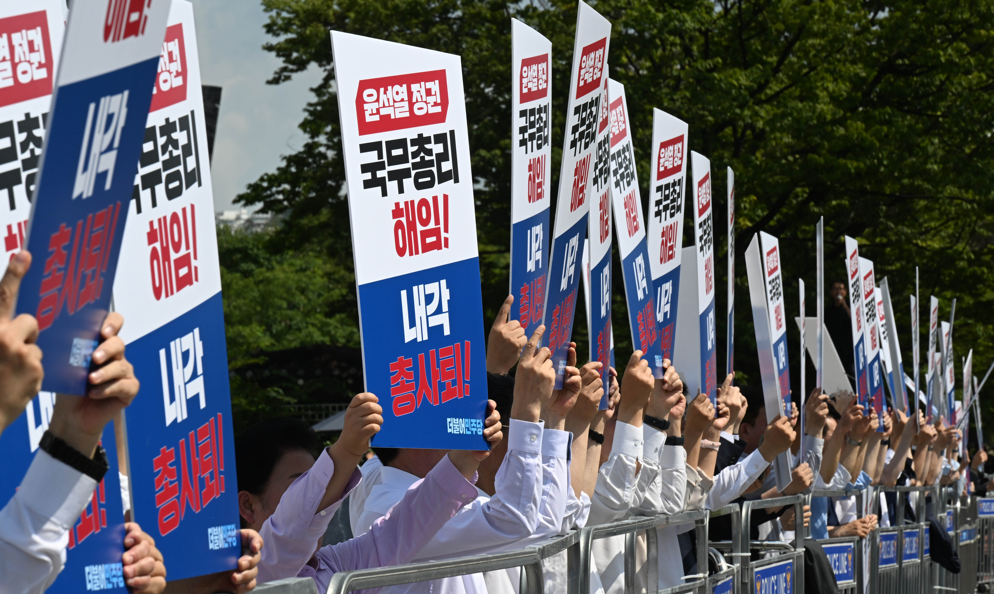 더불어민주당 의원들이 18일 서울 용산구 대통령실 앞에서 윤석열 정권 국정 전면 쇄신 및 국무총리 해임·내각 총사퇴를 촉구하는 인간 띠 잇기 피켓시위를 하고 있다. 2023.9.18 홍윤기 기자