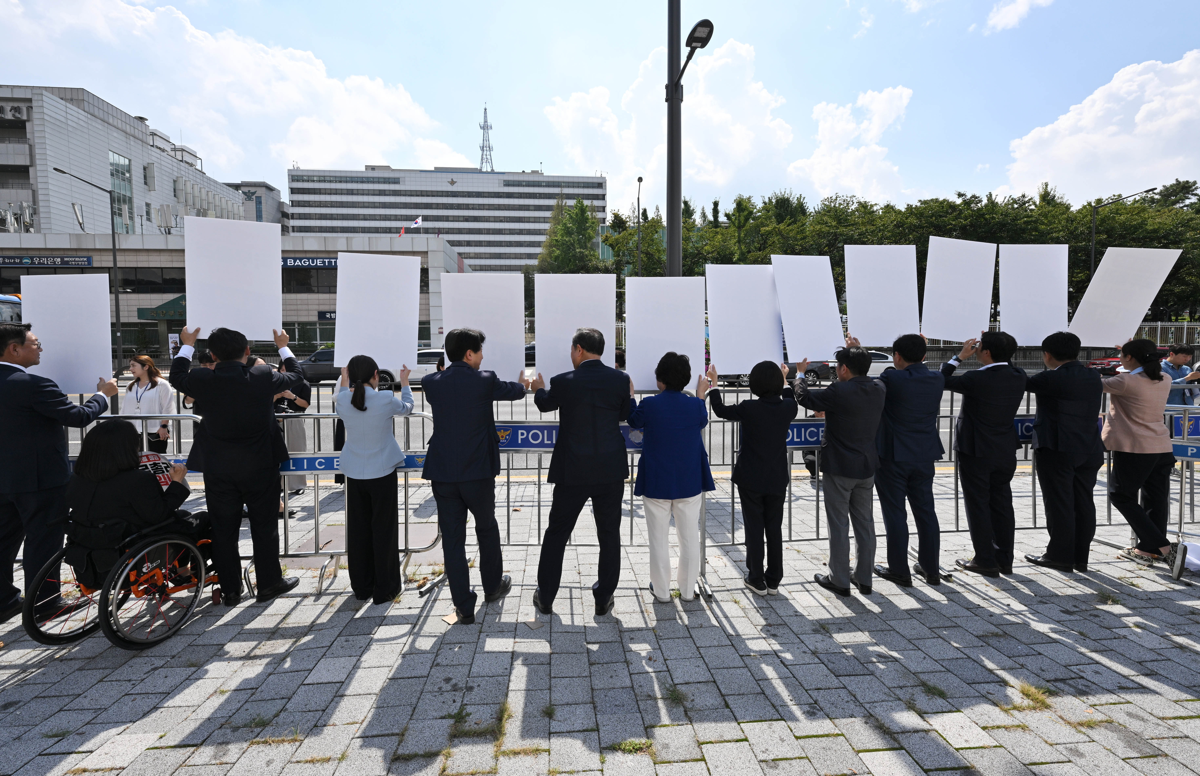 더불어민주당 의원들이 18일 서울 용산구 대통령실 앞에서 윤석열 정권 국정 전면 쇄신 및 국무총리 해임·내각 총사퇴를 촉구하는 인간 띠 잇기 피켓시위를 하고 있다. 2023.9.18 홍윤기 기자