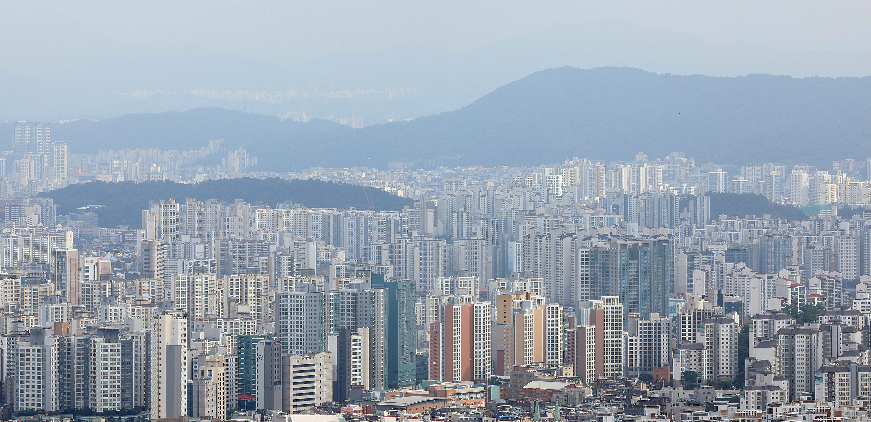 서울 남산에서 내려다본 아파트일대. 2023.9.17. 연합뉴스