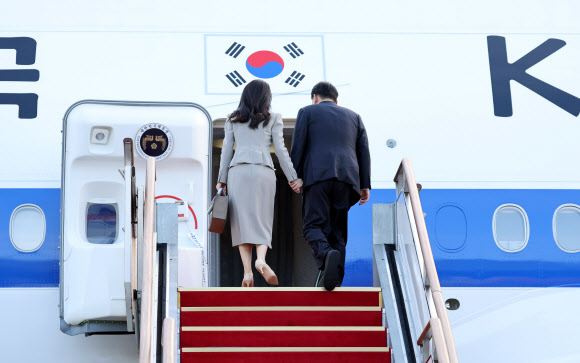 제78차 유엔총회에 참석하는 윤석열 대통령과 김건희 여사가 18일 성남 서울공항에서 미국 뉴욕으로 출국하기 위해 전용기인 공군 1호기에 오르고 있다. 2023.9.18 연합뉴스