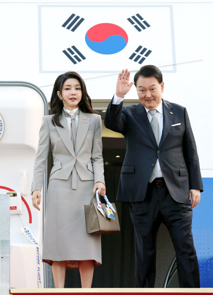 제78차 유엔총회에 참석하는 윤석열 대통령과 김건희 여사가 18일 성남 서울공항에서 미국 뉴욕으로 출국하기 위해 전용기인 공군 1호기에 올라 인사하고 있다. 2023.9.18 연합뉴스