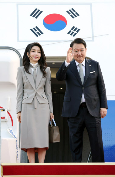 제78차 유엔총회에 참석하는 윤석열 대통령과 김건희 여사가 18일 성남 서울공항에서 미국 뉴욕으로 출국하기 위해 전용기인 공군 1호기에 올라 인사하고 있다. 2023.9.18 연합뉴스