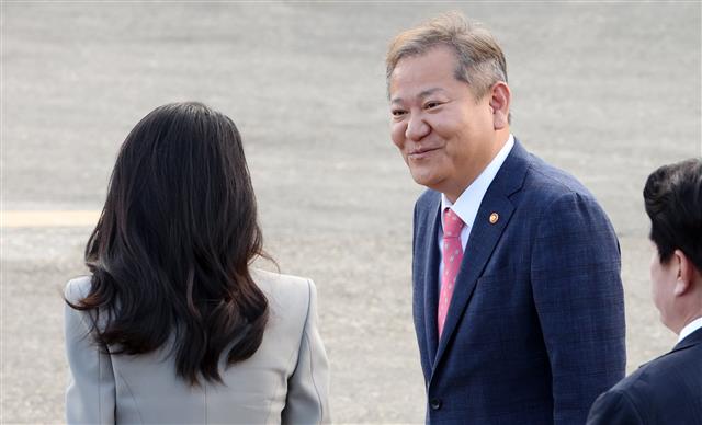 이상민 행정안전부 장관이 18일 오전 경기도 성남시 서울공항에서 미국 뉴욕에서 진행되는 제78차 유엔총회 고위급 회기 참석을 위해 출국하는 윤석열 대통령의 부인 김건희 여사에게 인사하고 있다.  윤 대통령은 18일부터 22일까지 미국 뉴욕을 방문해 유엔총회 연설, 30개국 이상 정상 등과 양자회담 등의 일정을 소화한다. 2023.9.18. 뉴스1