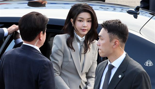 윤석열 대통령의 부인 김건희 여사가 미국 뉴욕에서 진행되는 제78차 유엔총회 고위급 회기 참석을 위해 18일 오전 경기도 성남시 서울공항을 통해 출국하기 위해 차량에서 내리고 있다.  윤 대통령은 18일부터 22일까지 미국 뉴욕을 방문해 유엔총회 연설, 30개국 이상 정상 등과 양자회담 등의 일정을 소화한다. 2023.9.18. 뉴스1