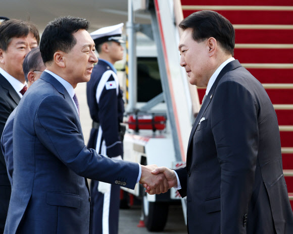 제78차 유엔총회에 참석하는 윤석열 대통령이 18일 성남 서울공항에서 미국 뉴욕으로 출국하기에 앞서 국민의힘 김기현 대표와 인사하고 있다. 2023.9.18 연합뉴스