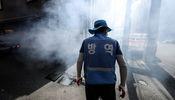 18일 대구 동구 신암동 주택가에서 동구보건소 관계자가 모기 등 해충 피해를 예방하기 위해 방역을 하고 있다. 2023.9.18 연합뉴스