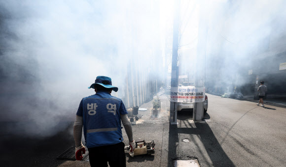 18일 대구 동구 신암동 주택가에서 동구보건소 관계자가 모기 등 해충 피해를 예방하기 위해 방역을 하고 있다. 2023.9.18 연합뉴스