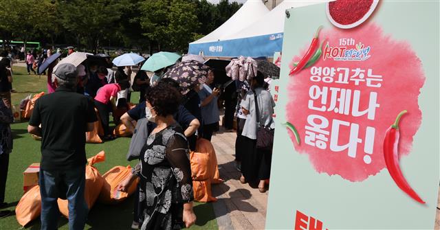 18일 서울광장에서 열린 ‘2023 영양고추 H.O.T 페스티벌’에서 시민들이 구입한 고추를 택배로 보내고 있다.  ‘영양고추는 언제나 옳다!’를 슬로건으로 한 올해 축제는 엄격하게 선정한 50여 농가와 영양고추유통공사, 영양농협, 남영양농협 등 우수 고춧가루 가공업체가 영양고추와 다양한 농특산물을 도시 소비자에게 선보인다. 2023.9.18. 뉴스1