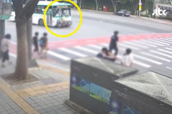 지난 17일 오후 5시쯤 경기 성남시 하대원동의 한 아파트 단지 앞 삼거리에서 신호위반 시내버스와 오토바이가 충돌하는 사고가 나 60대 오토바이 운전자가 숨졌다. JTBC 보도화면 캡처