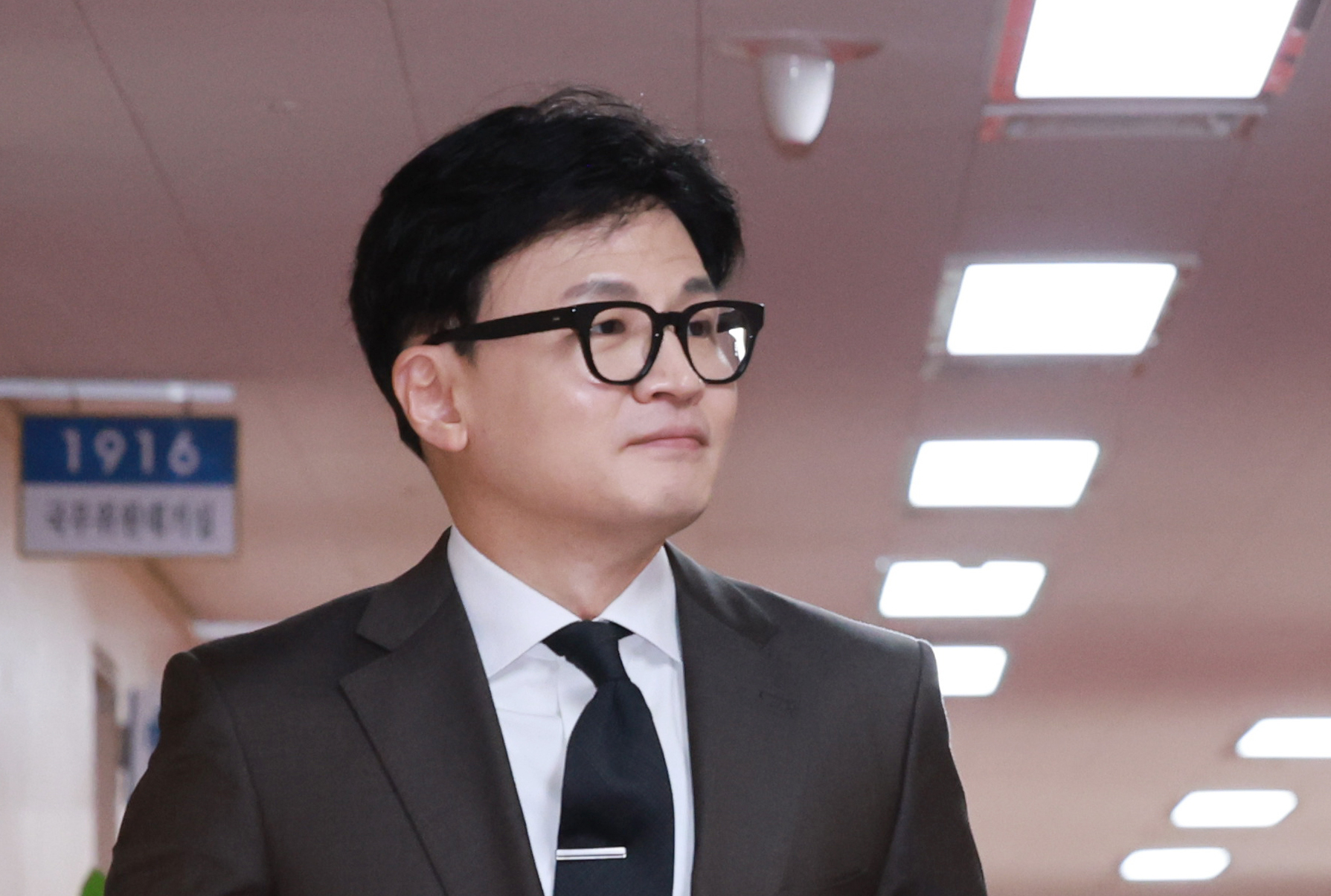 한동훈 법무부 장관이 19일 오전 서울 종로구 정부서울청사에서 열린 국무회의에 입장하고 있다.