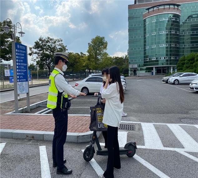 전북경찰청이 전동킥보드 사고 예방을 위해 20일부터 27일까지 위법행위 단속에 나설 예정이다. 전북경찰청 제공