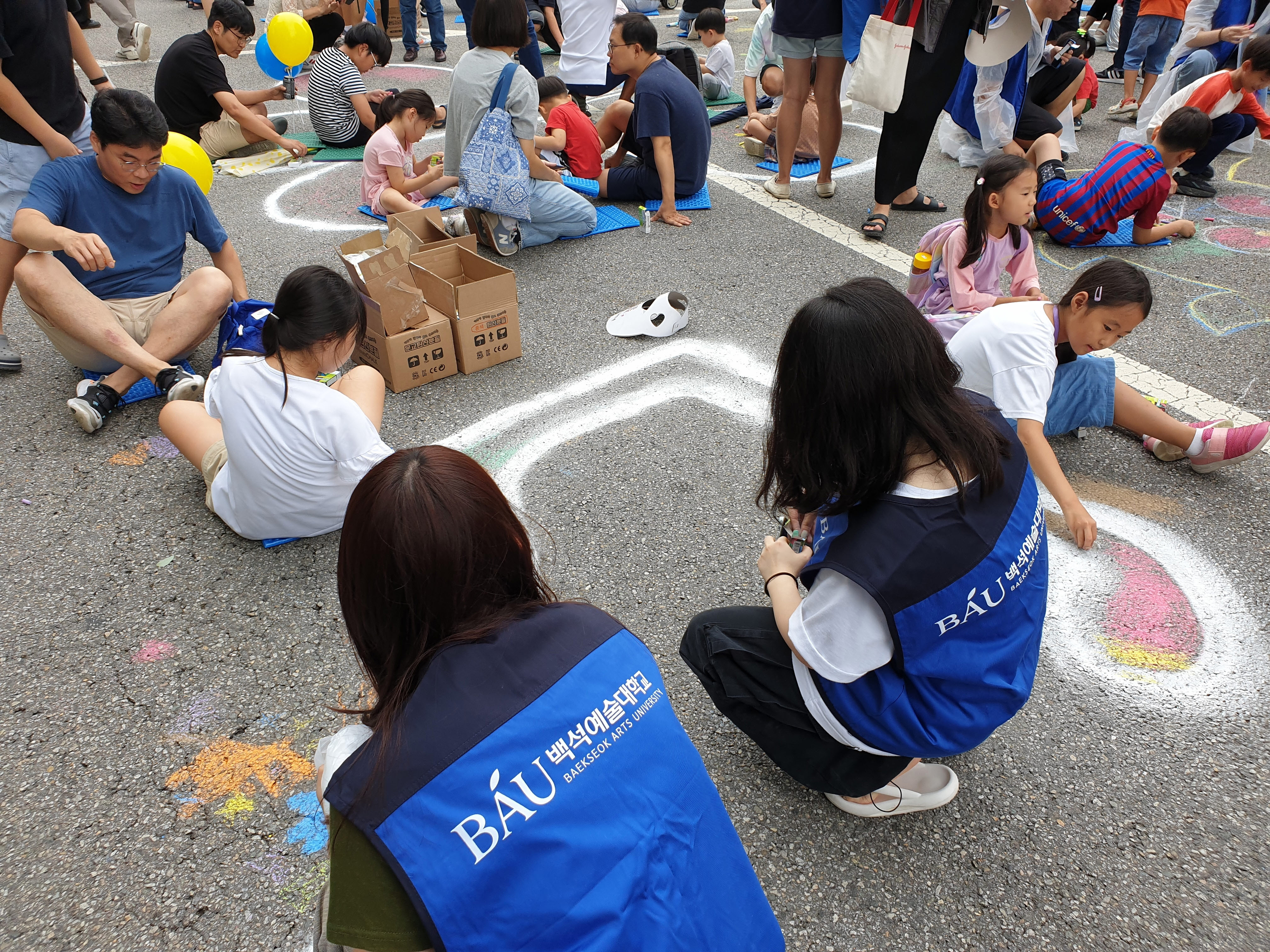 서리풀페스티벌 ‘지상최대 스케치북’ 대규모 거리 드로잉 행사에 참여한 백석예대 디자인미술학부 학생들이 어린이들과 함께 그림을 그리고 있다. 백석예대 제공