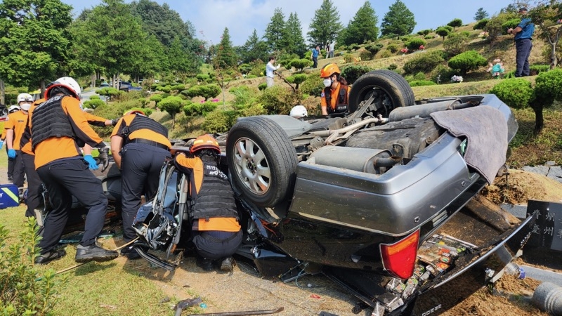 19일 오전 천안동남소방서 대원들이 전복된 승용차에서 운전자를 구조하고 있다. 천안동남소방서 제공