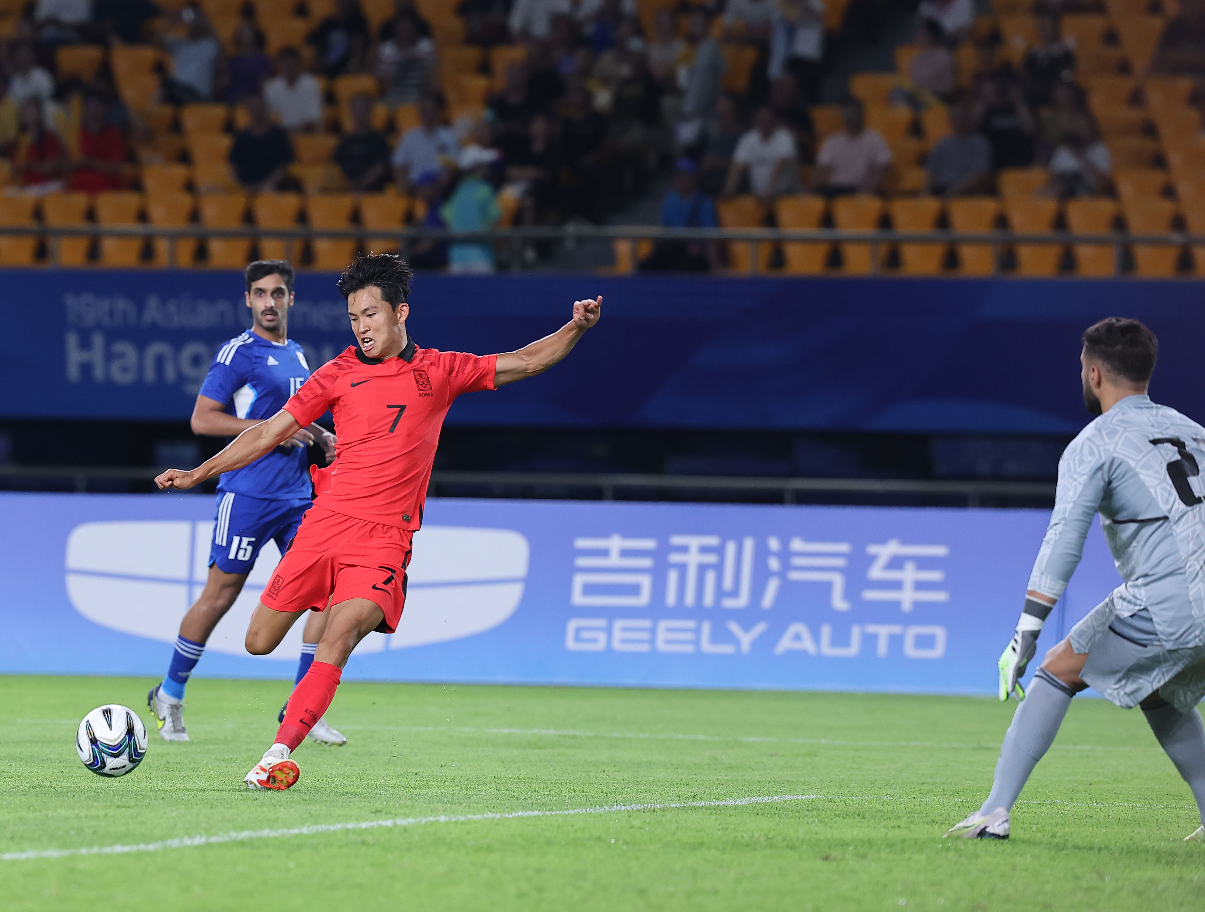 선제골의 순간  19일 오후 중국 저장성 진화시 진화스타디움에서 열린 항저우 아시안게임 남자축구 조별리그 1차전 한국과 쿠웨이트의 경기. 정우영이 골을 넣고 있다. 2023.9.19 진화 연합뉴스