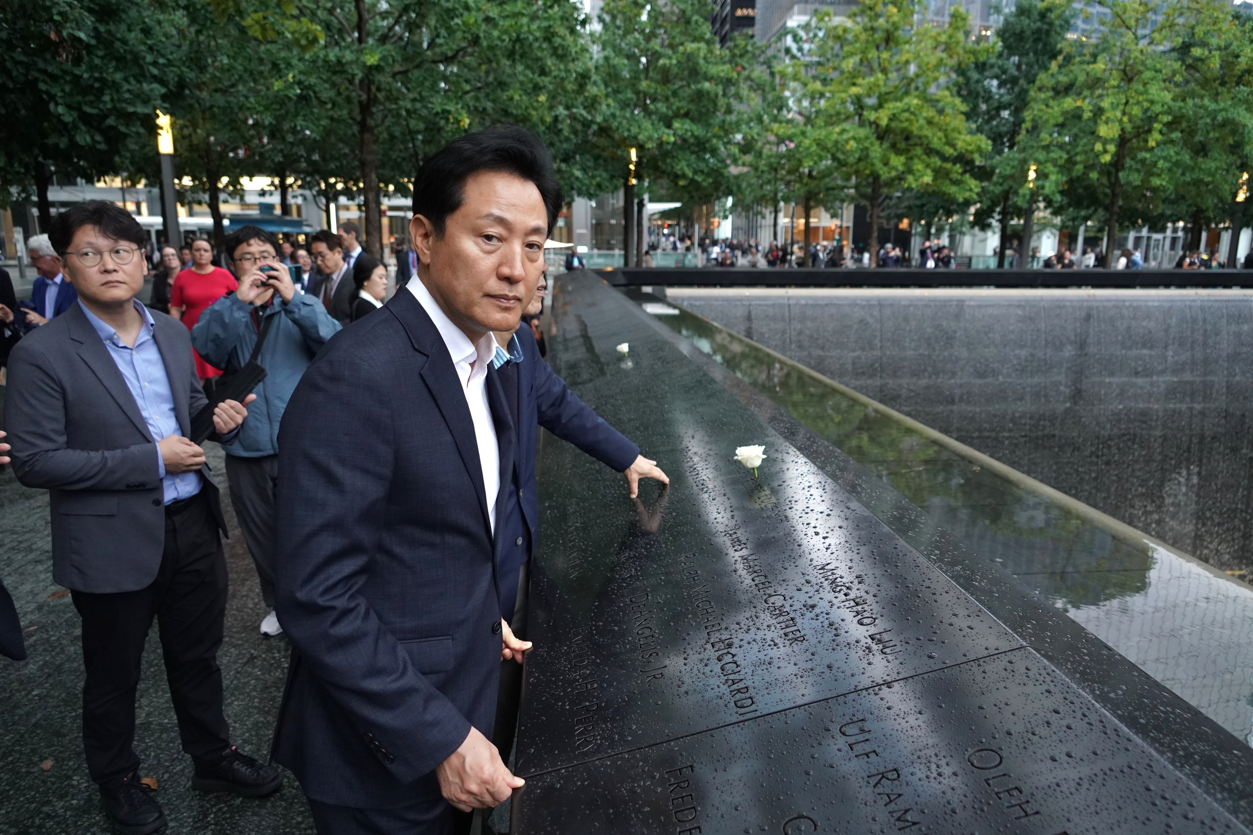 오세훈 서울시장이 18일(현지시간) 오후 미국 뉴욕 맨해튼의 ‘세계무역센터 단지(WTC Campus)’를 둘러본 뒤 지상의 9·11 메모리얼 파크를 시찰 중이다. 서울시 제공